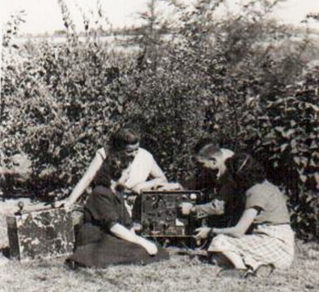 Бинчо Василев показва как се настройва радиостанция